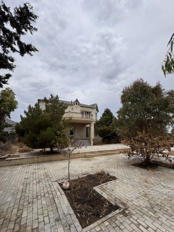 Satılır 4 otaqlı həyət evi 300 m²