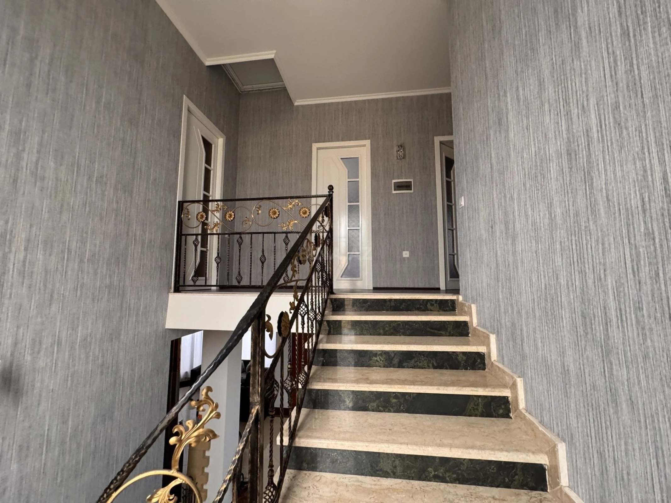 Satılır 4 otaqlı həyət evi 300 m²