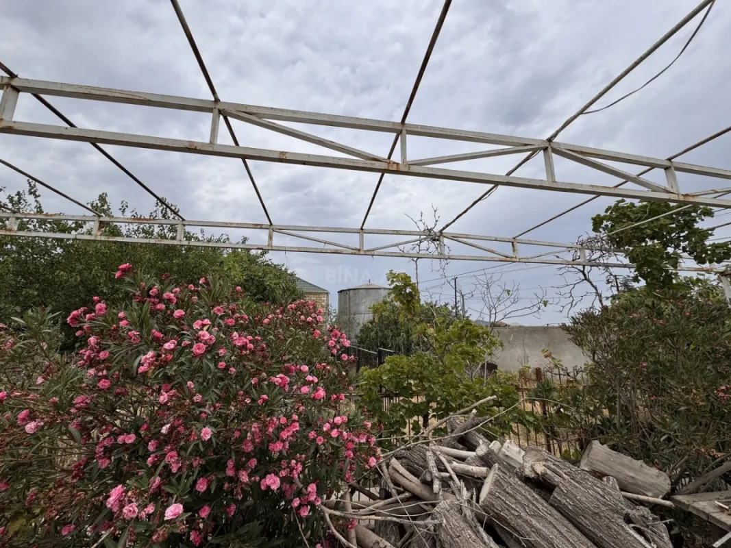 Satılır 4 otaqlı həyət evi 300 m²