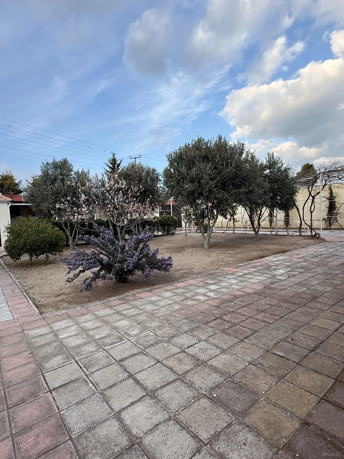 Satılır 5 otaqlı həyət evi 192 m²