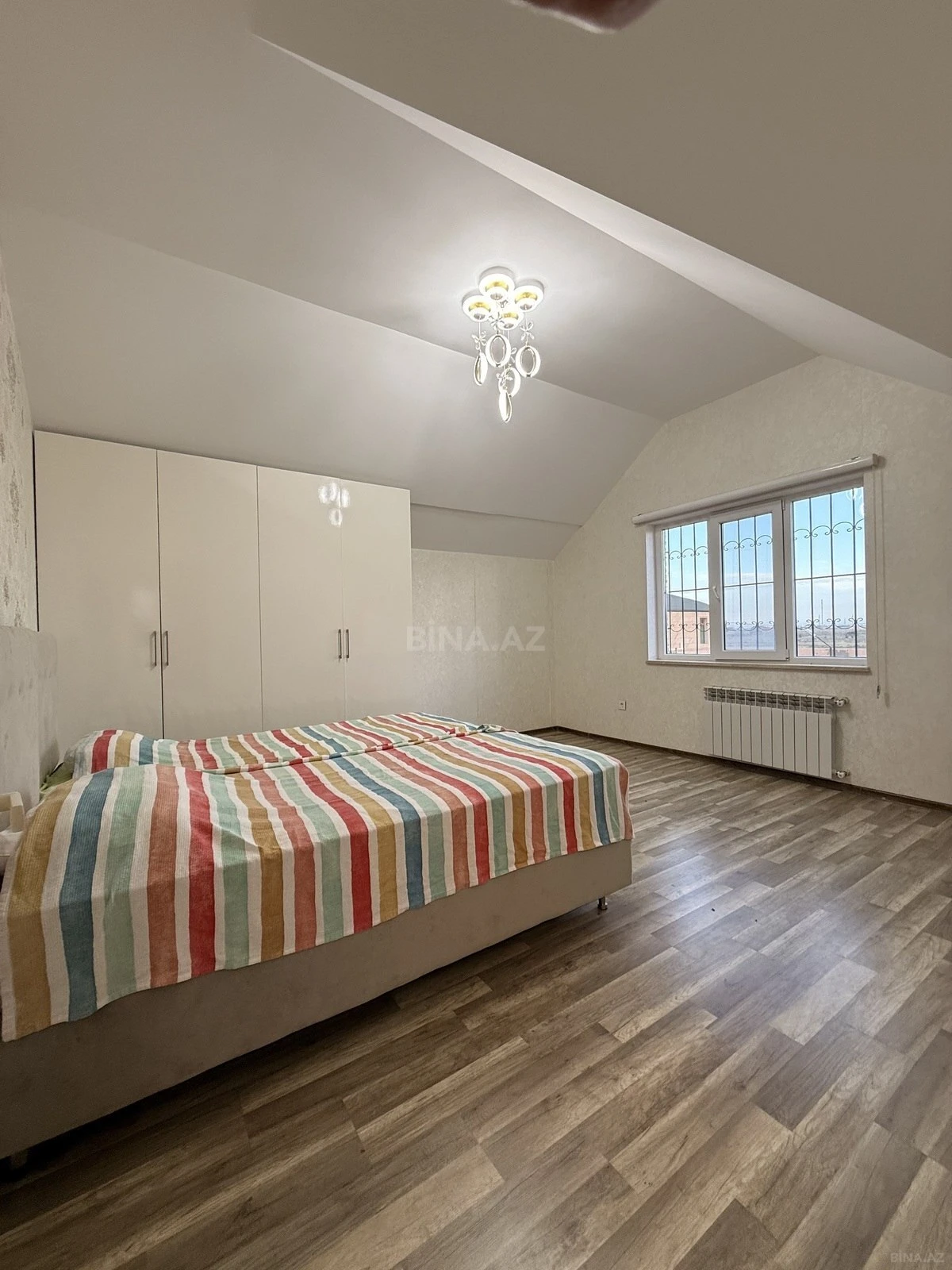 Satılır 5 otaqlı həyət evi 192 m²