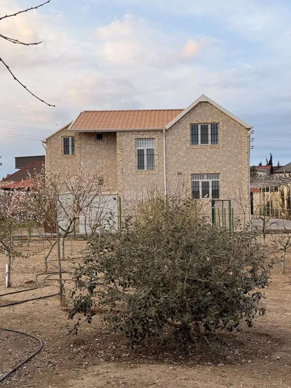 Satılır 5 otaqlı həyət evi 192 m²