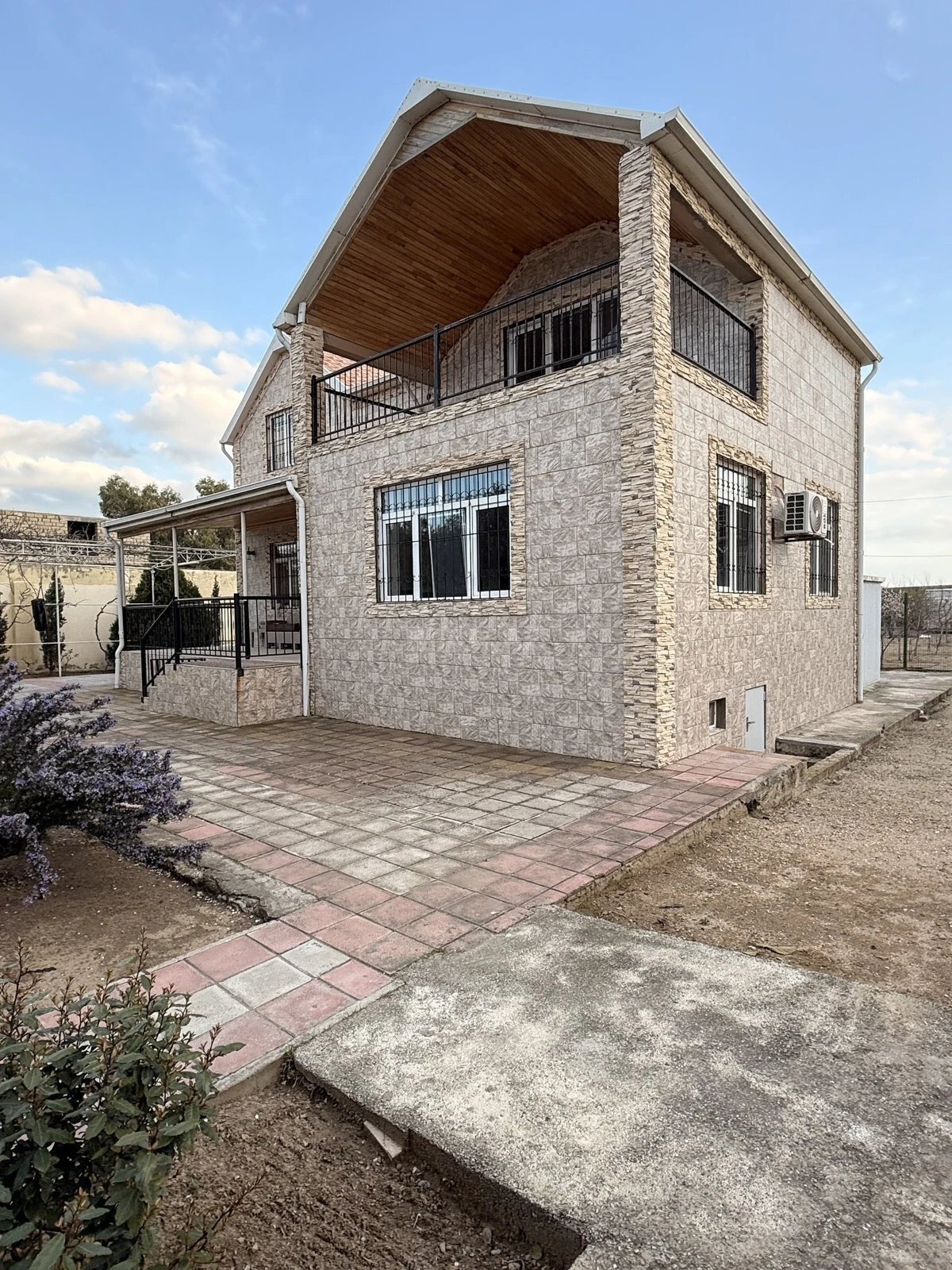 Satılır 5 otaqlı həyət evi 192 m²