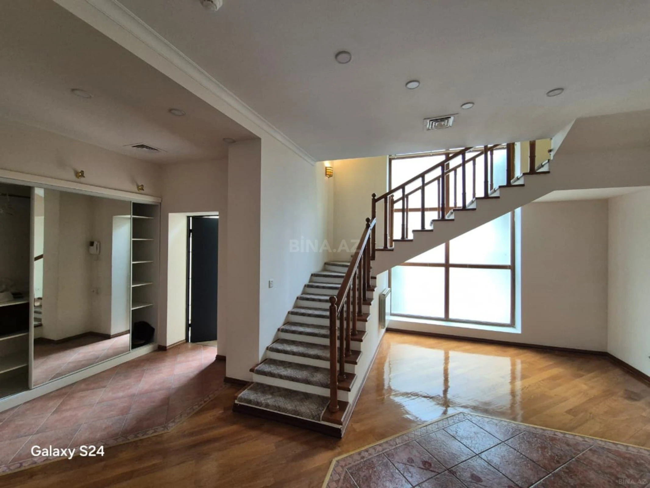 Kirayə verilir 6 otaqlı həyət evi 350 m²