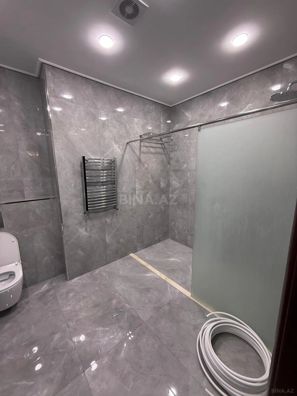 Kirayə verilir 4 otaqlı mənzil 220 m²