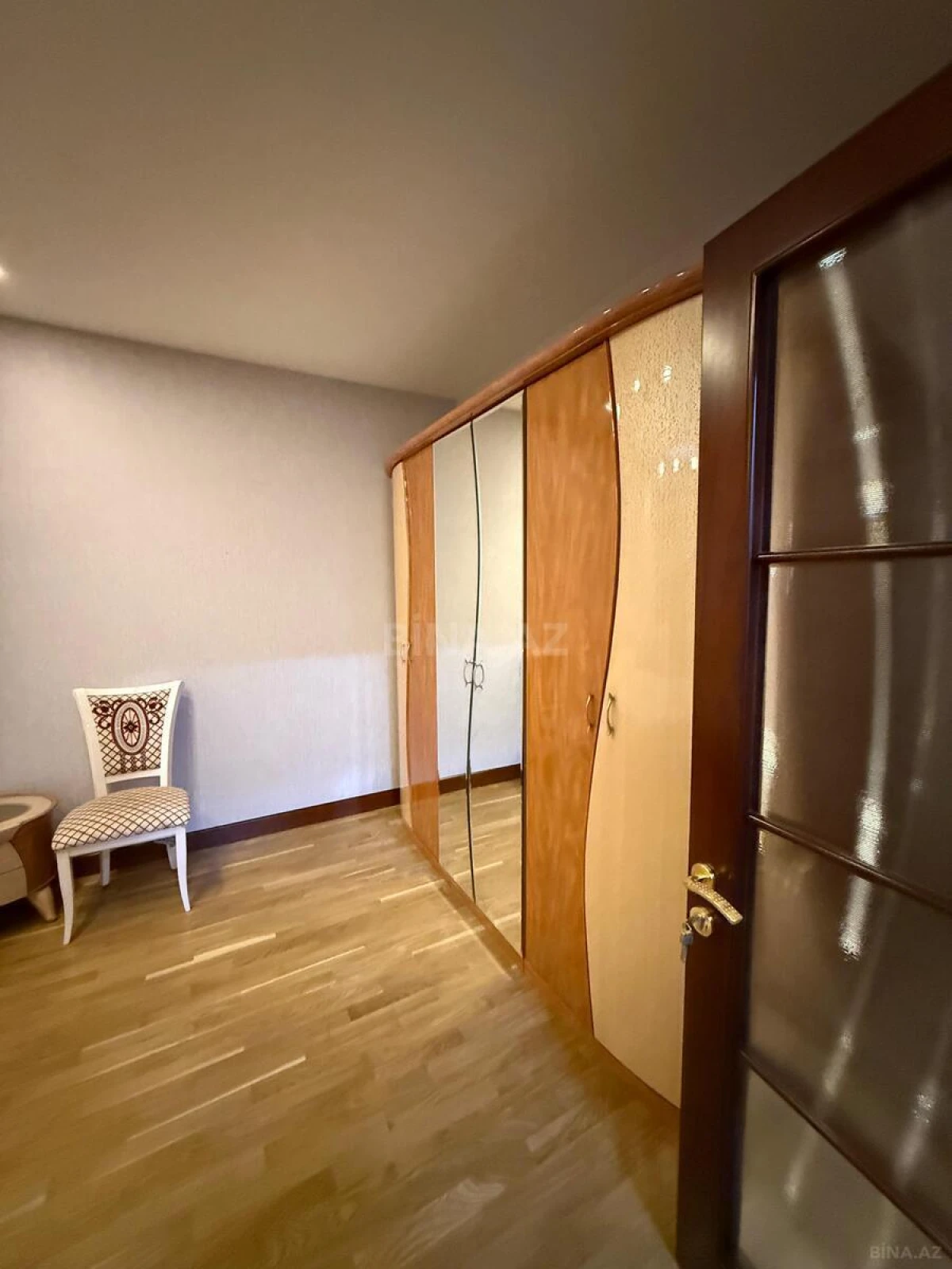 Kirayə verilir 4 otaqlı mənzil 220 m²