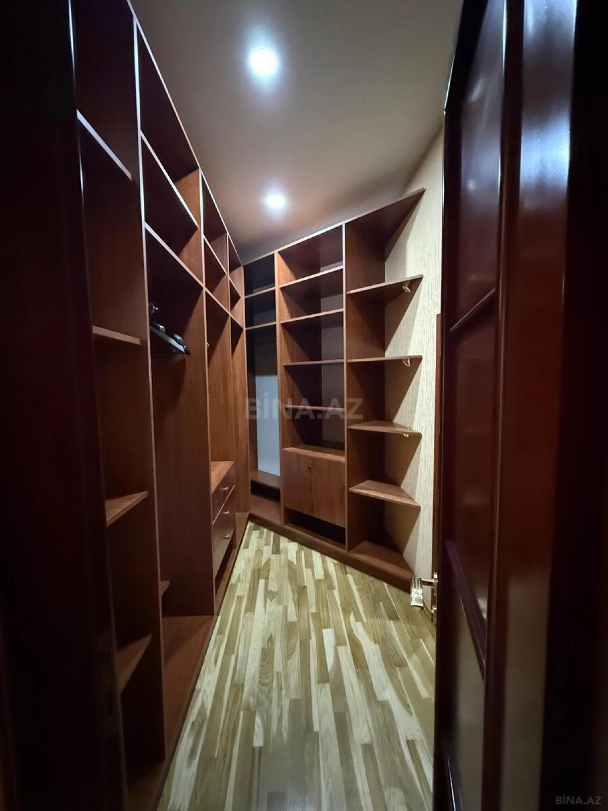 Kirayə verilir 4 otaqlı mənzil 220 m²