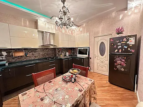 Satılır 3 otaqlı mənzil 140 m²