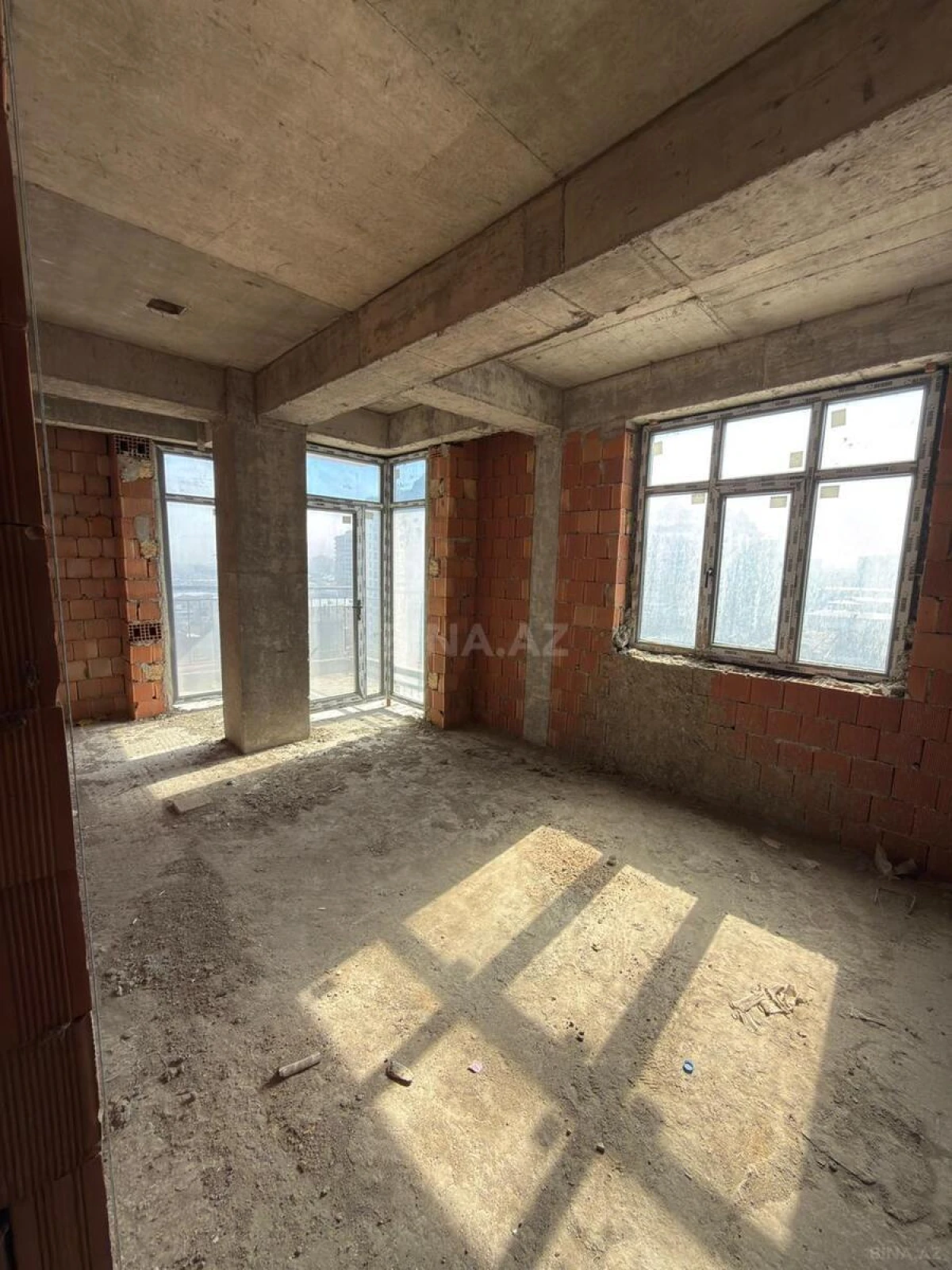 Satılır 4 otaqlı mənzil 181 m²