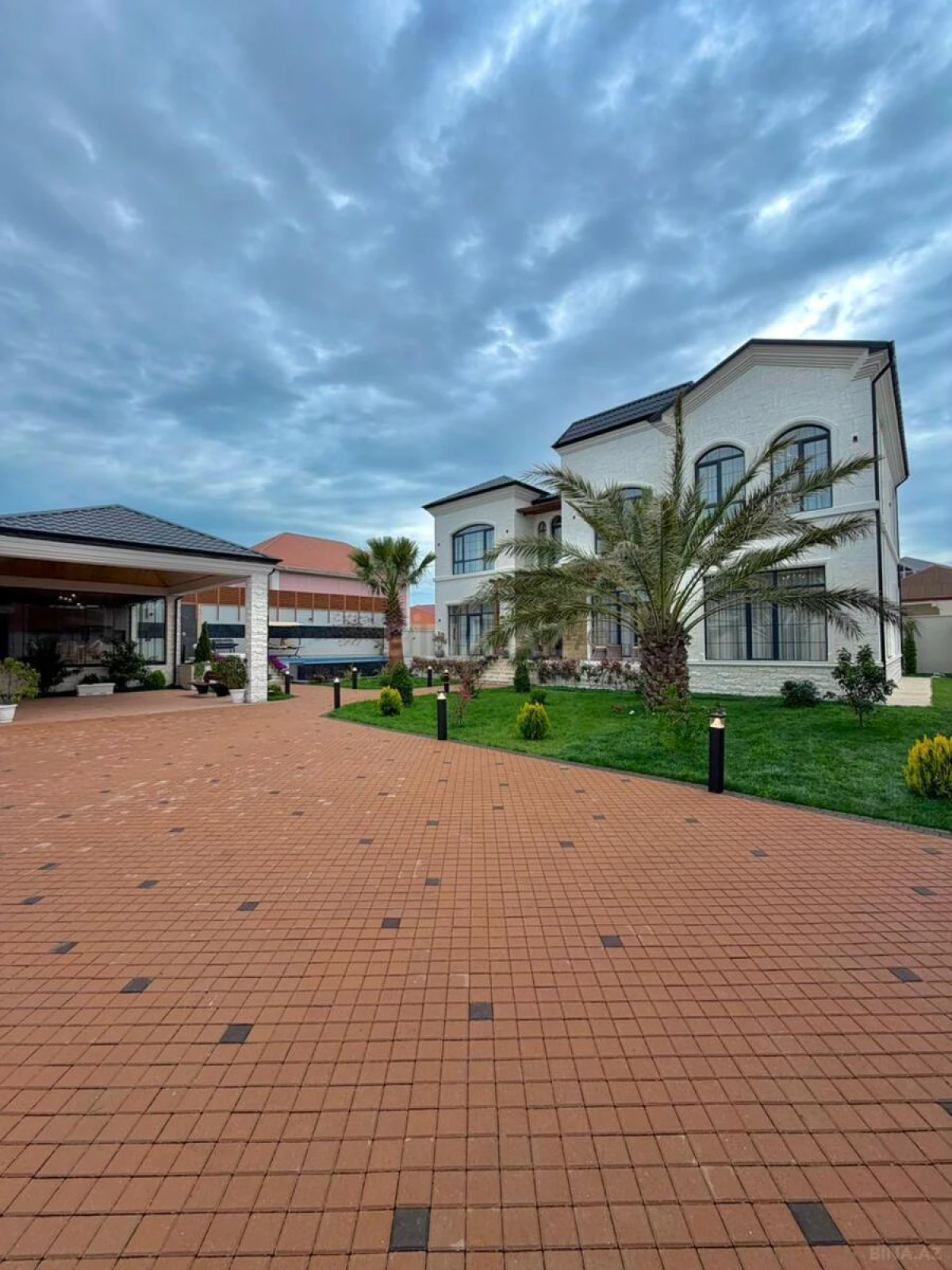 Satılır 6 otaqlı həyət evi 400 m²