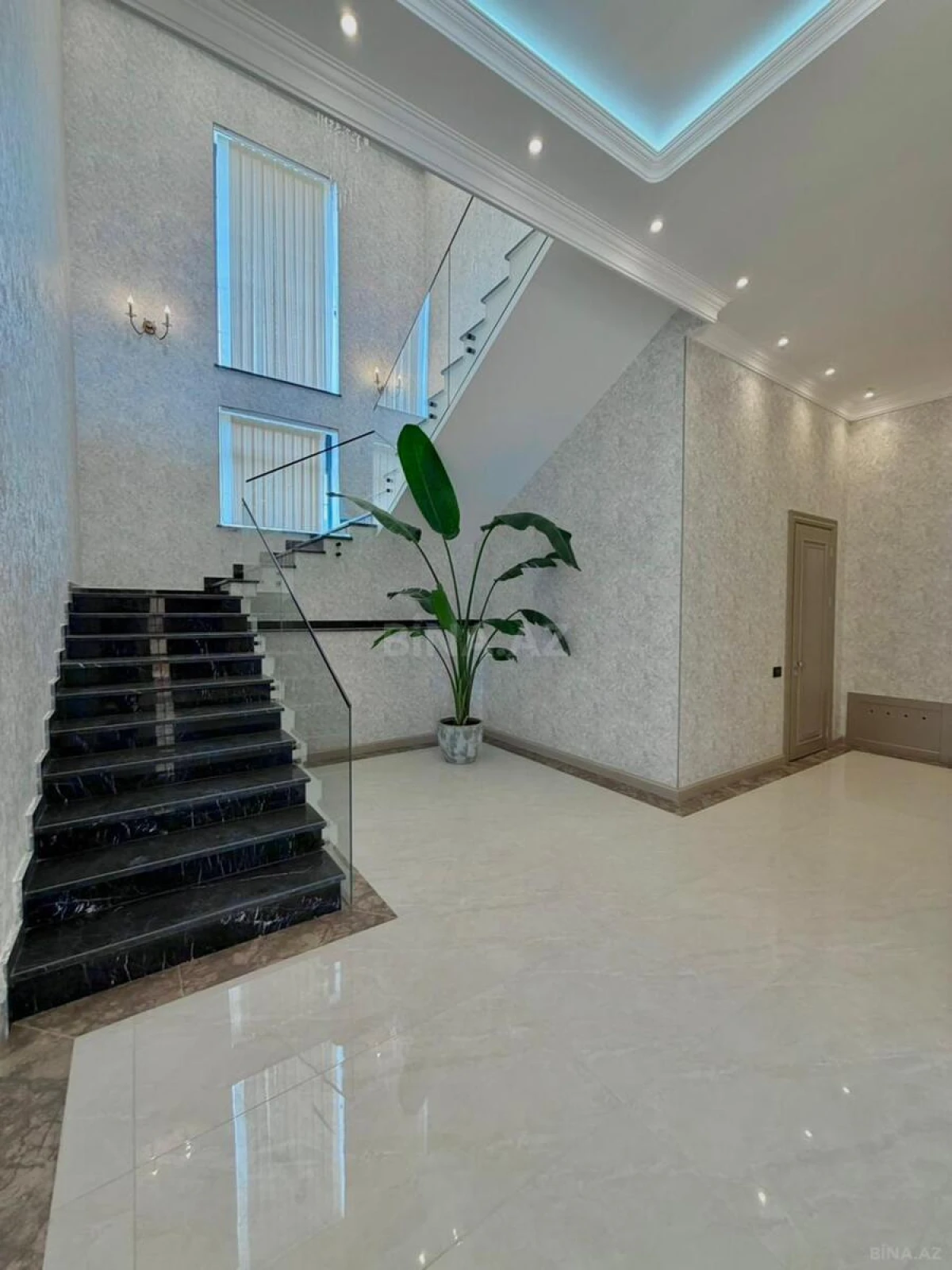 Satılır 6 otaqlı həyət evi 400 m²