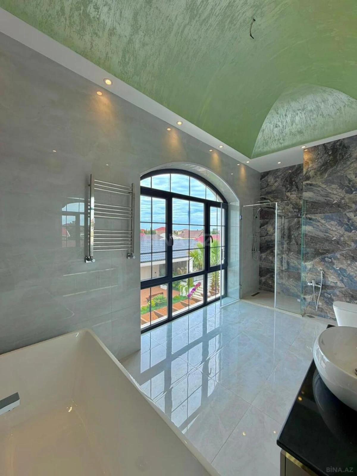 Satılır 6 otaqlı həyət evi 400 m²