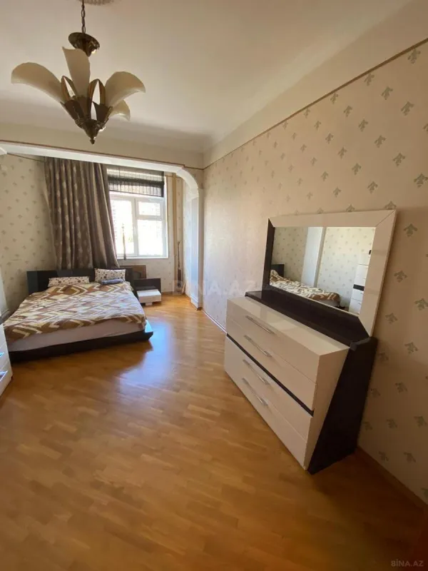 Satılır 3 otaqlı mənzil 165 m²