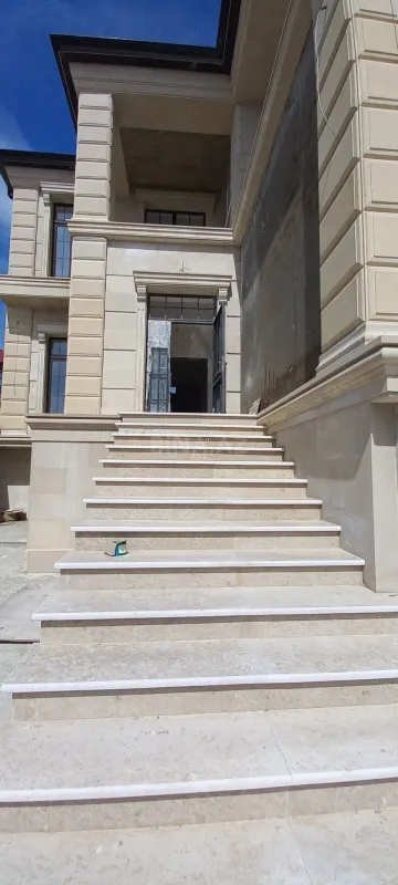 Satılır 5 otaqlı həyət evi 300 m²