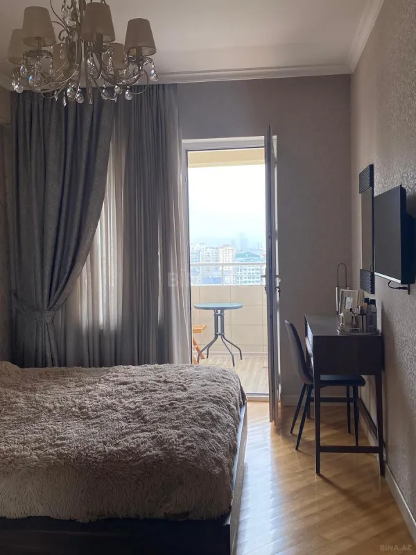 Satılır 3 otaqlı mənzil 130 m²