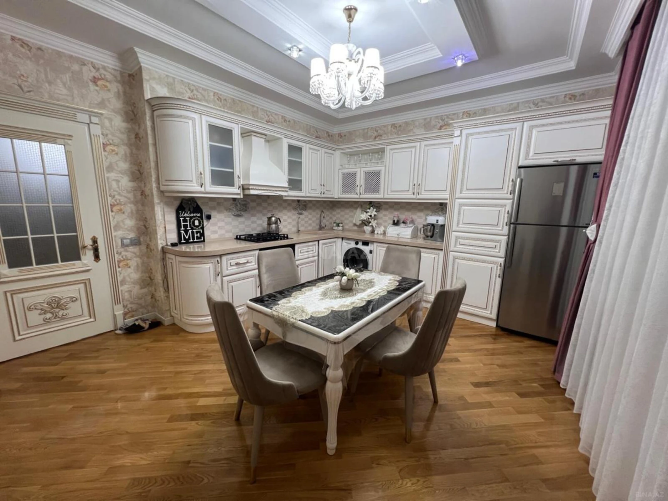 Satılır 3 otaqlı mənzil 135 m²