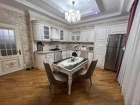 Satılır 3 otaqlı mənzil 135 m²