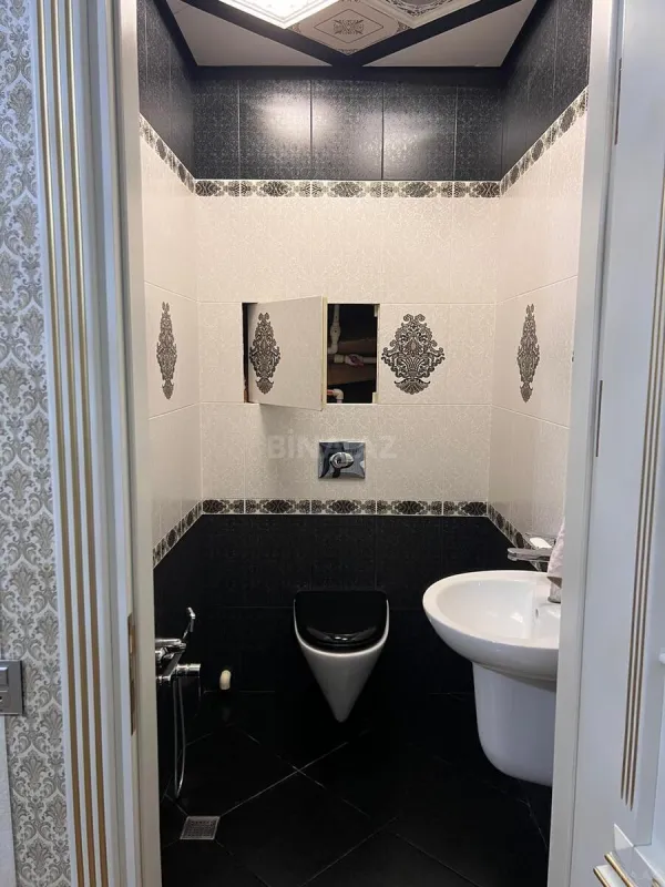 Satılır 3 otaqlı mənzil 135 m²