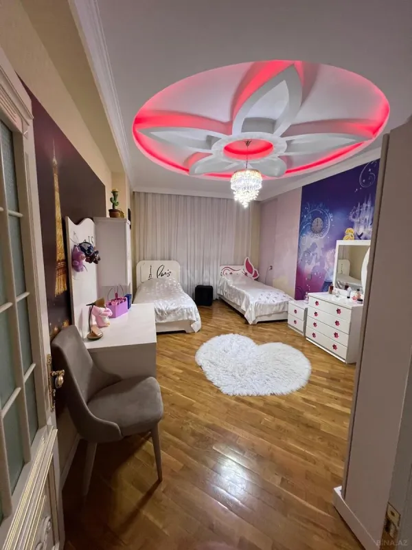 Satılır 3 otaqlı mənzil 135 m²