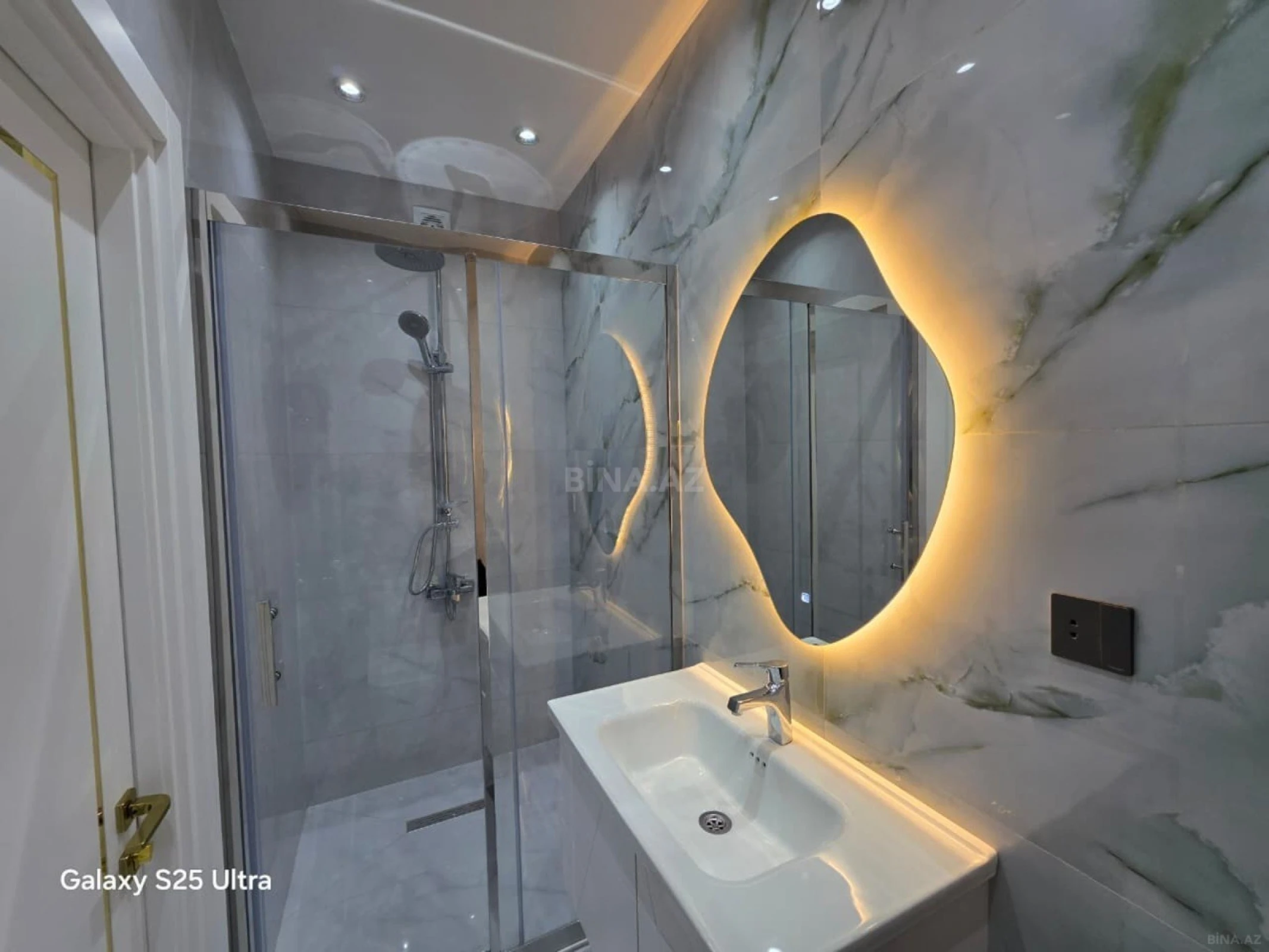 Satılır 4 otaqlı mənzil 182 m²