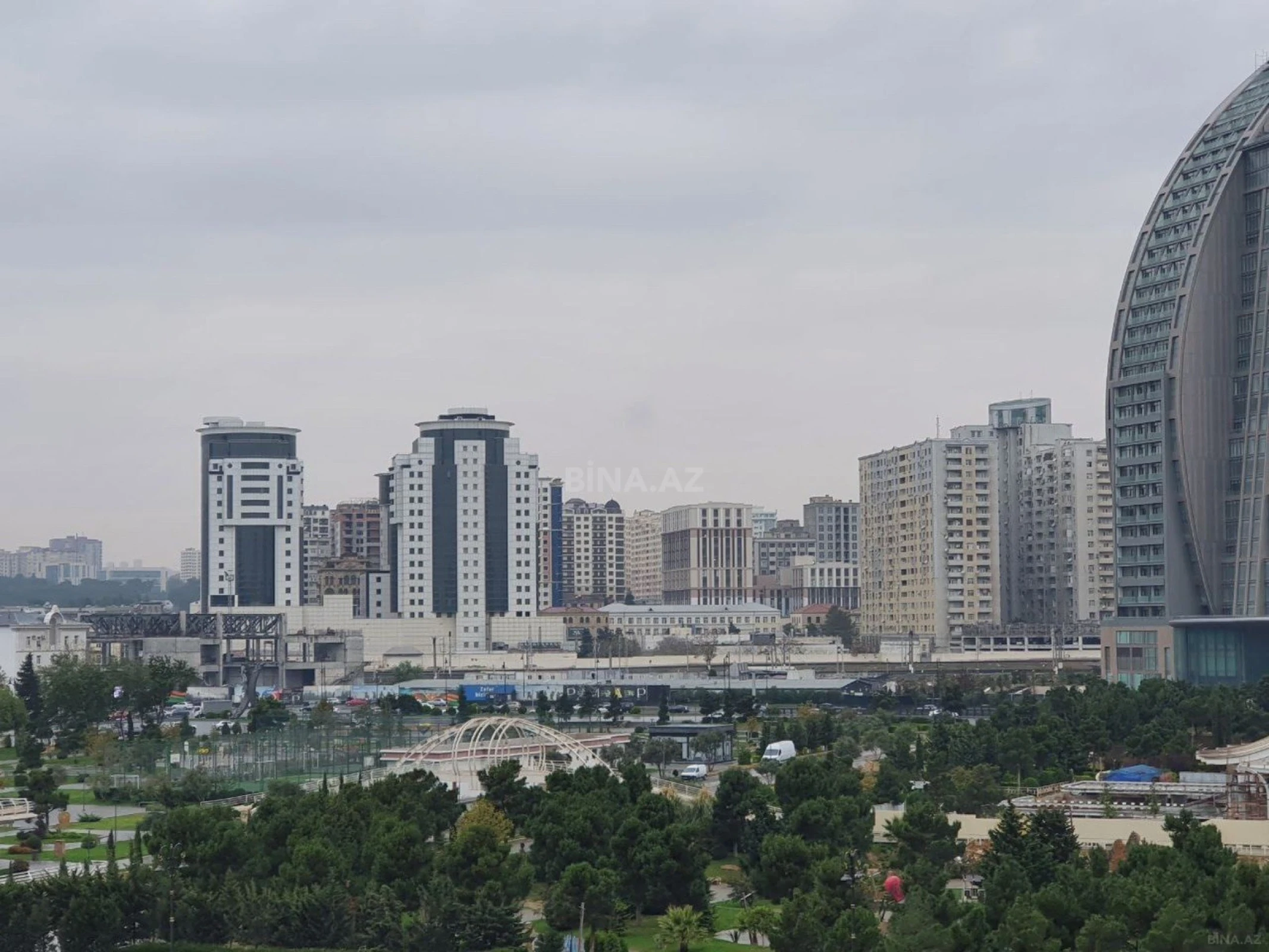 Satılır 3 otaqlı mənzil 160 m²