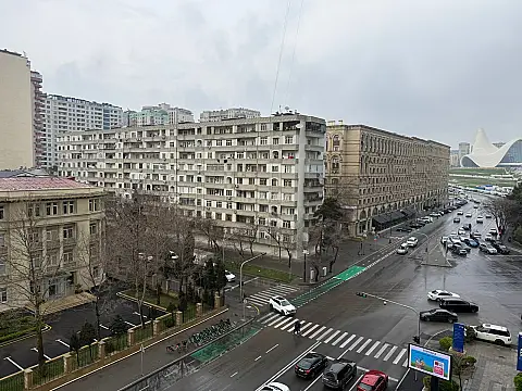 Kirayə verilir 4 otaqlı mənzil 180 m²