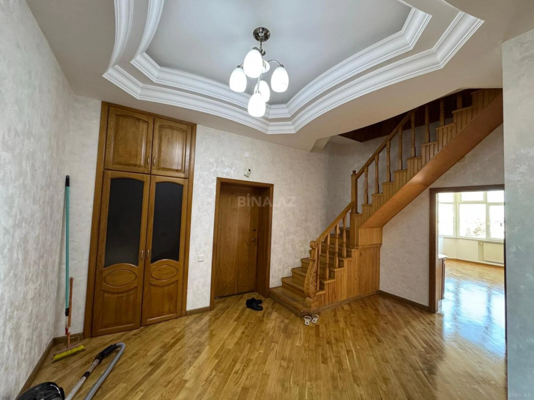 Satılır 6 otaqlı mənzil 240 m²