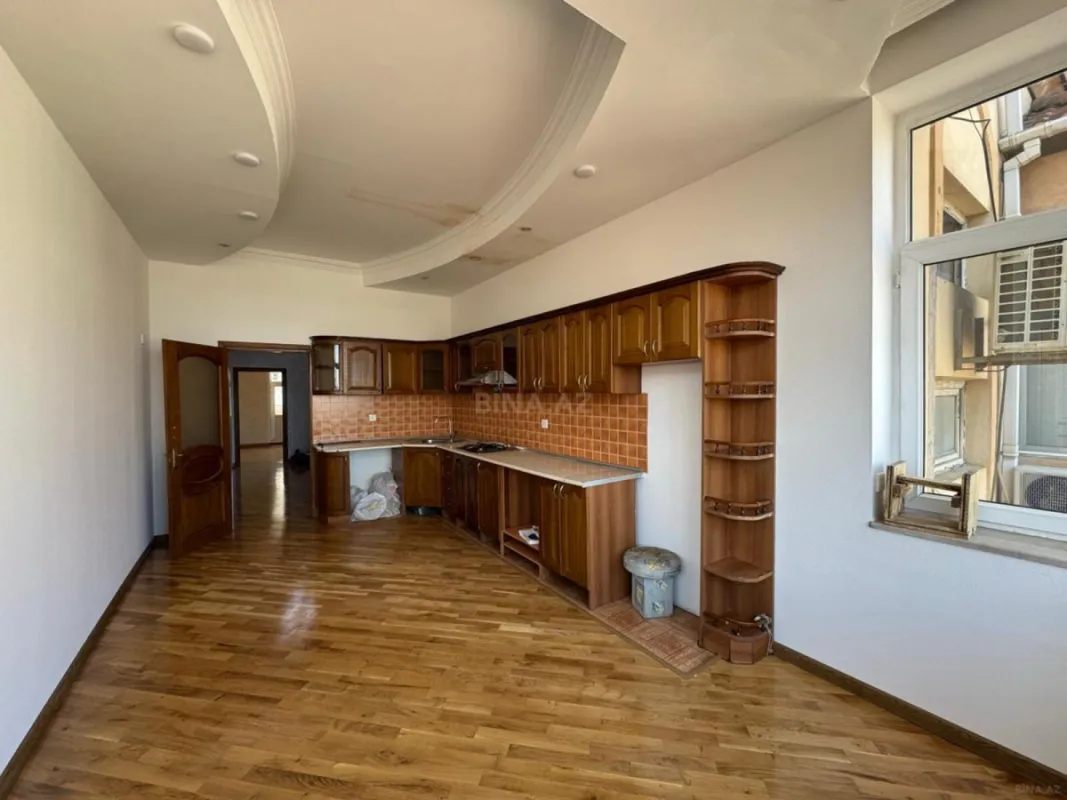 Satılır 6 otaqlı mənzil 240 m²