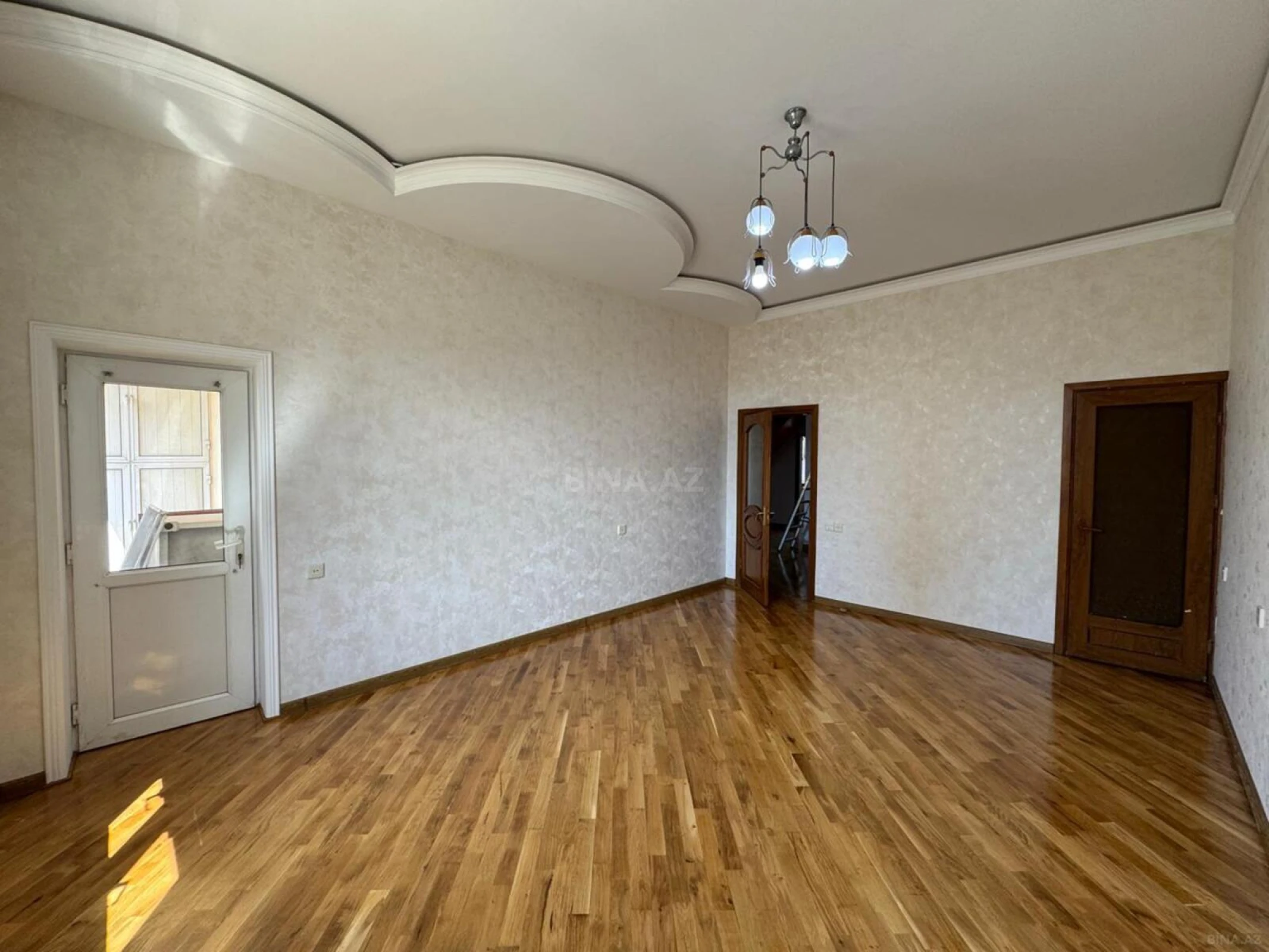 Satılır 6 otaqlı mənzil 240 m²