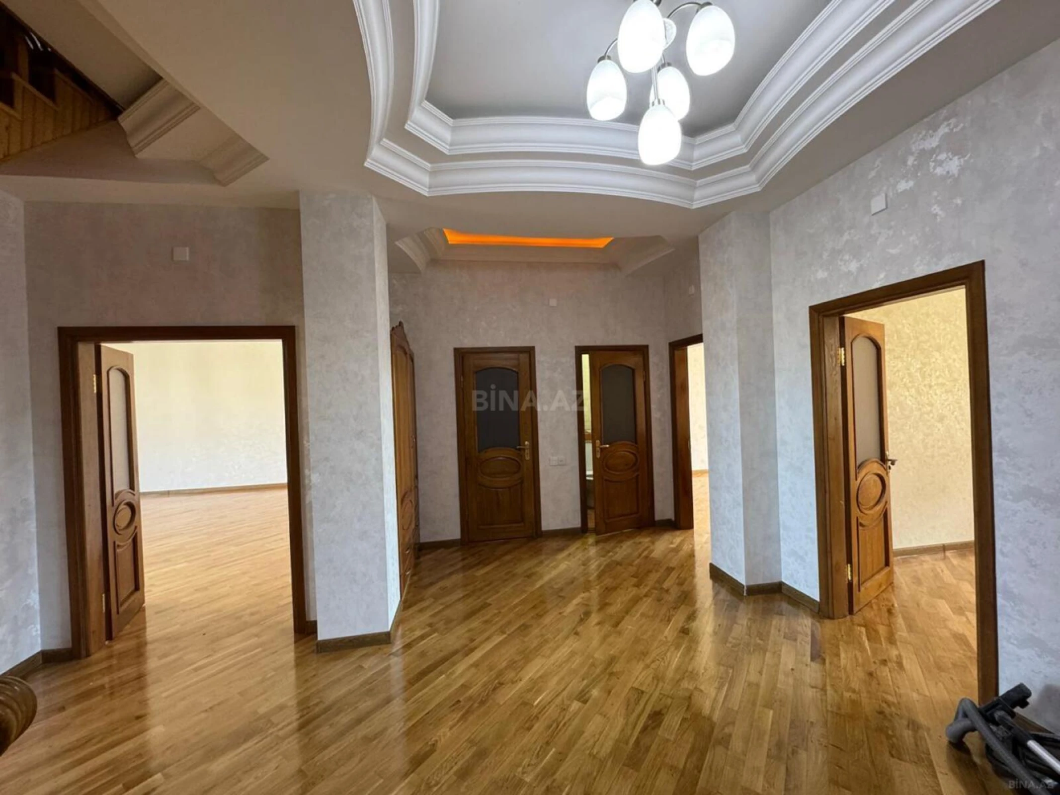 Satılır 6 otaqlı mənzil 240 m²