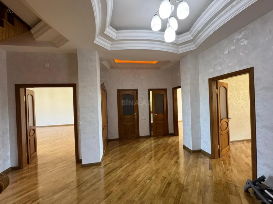 Satılır 6 otaqlı mənzil 240 m²