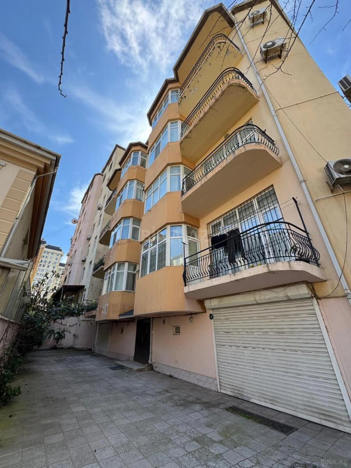 Satılır 6 otaqlı mənzil 240 m²
