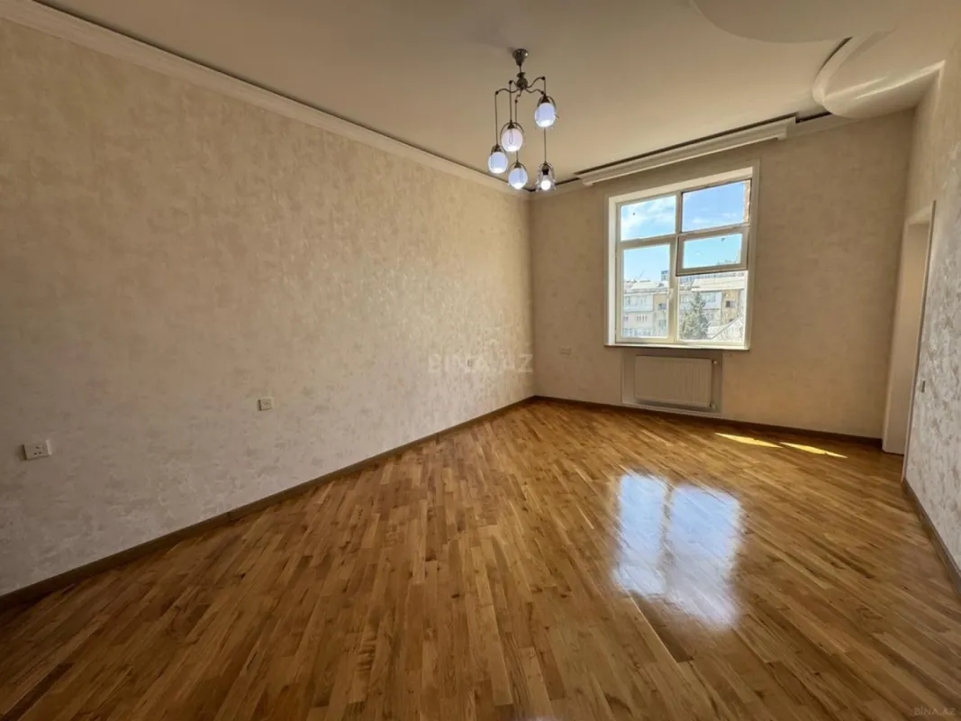 Satılır 6 otaqlı mənzil 240 m²