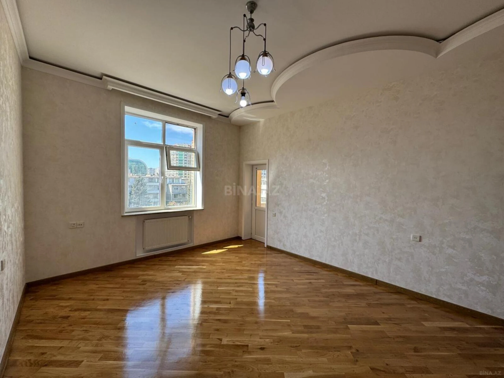 Satılır 6 otaqlı mənzil 240 m²