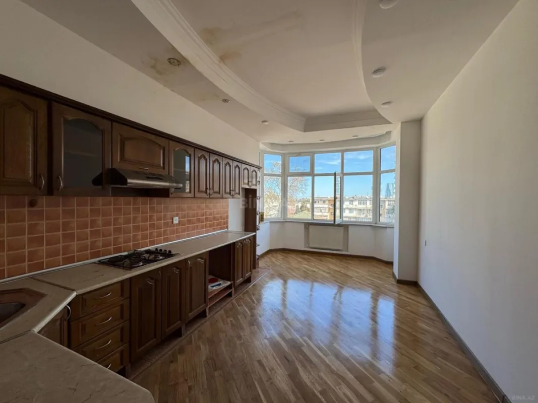 Satılır 6 otaqlı mənzil 240 m²