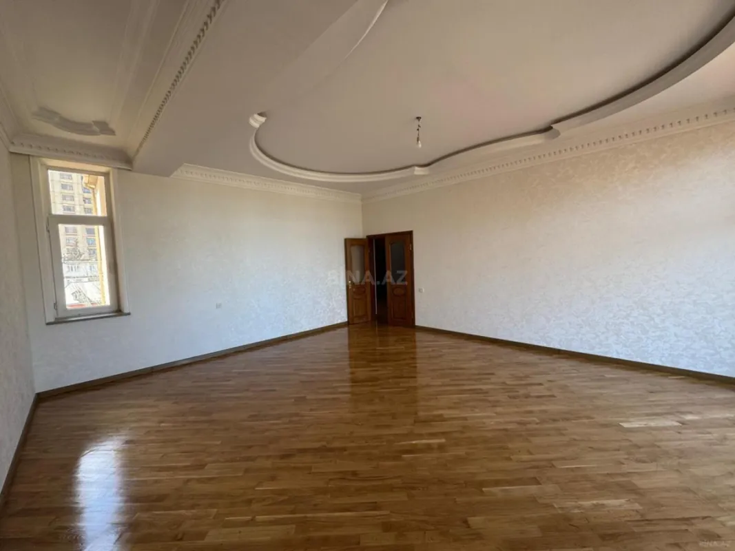 Satılır 6 otaqlı mənzil 240 m²