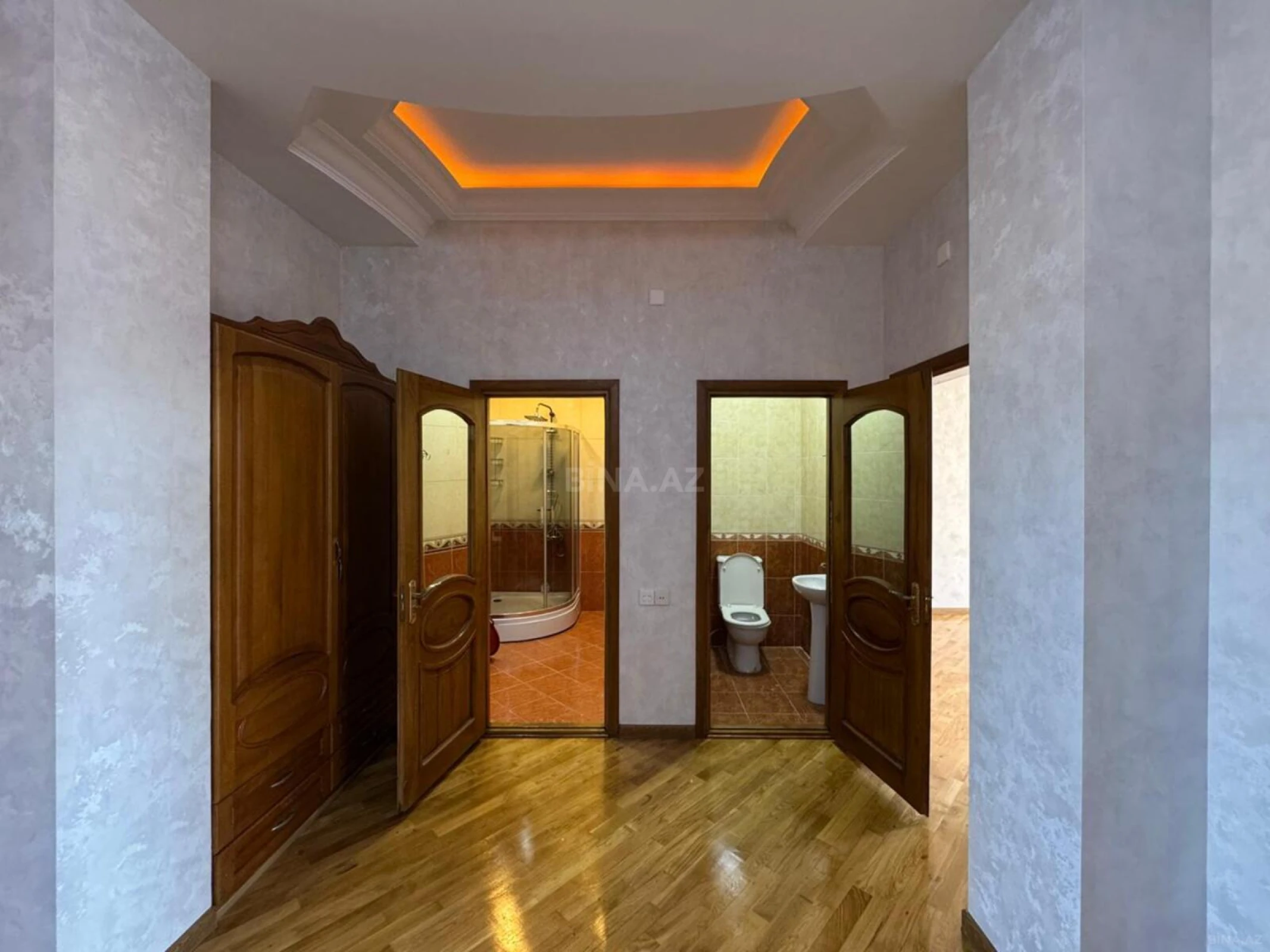 Satılır 6 otaqlı mənzil 240 m²