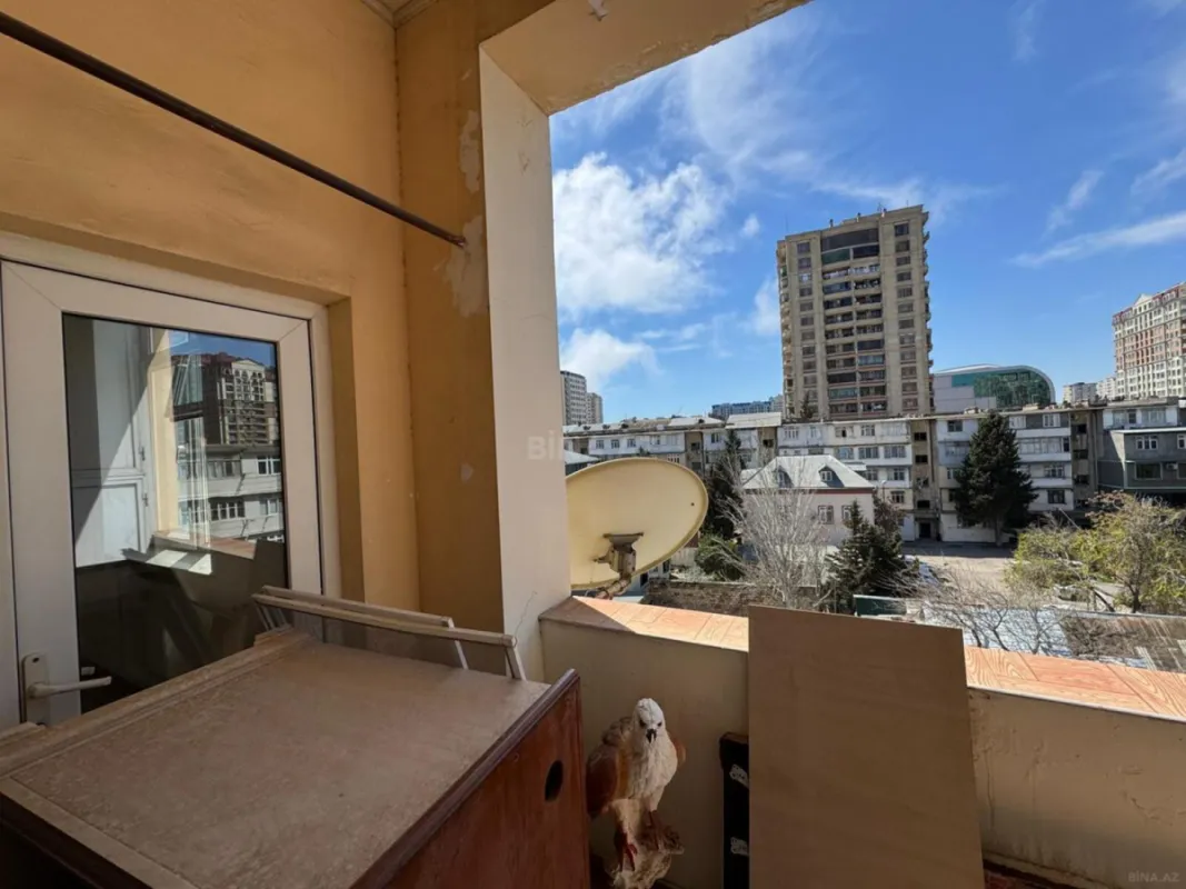 Satılır 6 otaqlı mənzil 240 m²