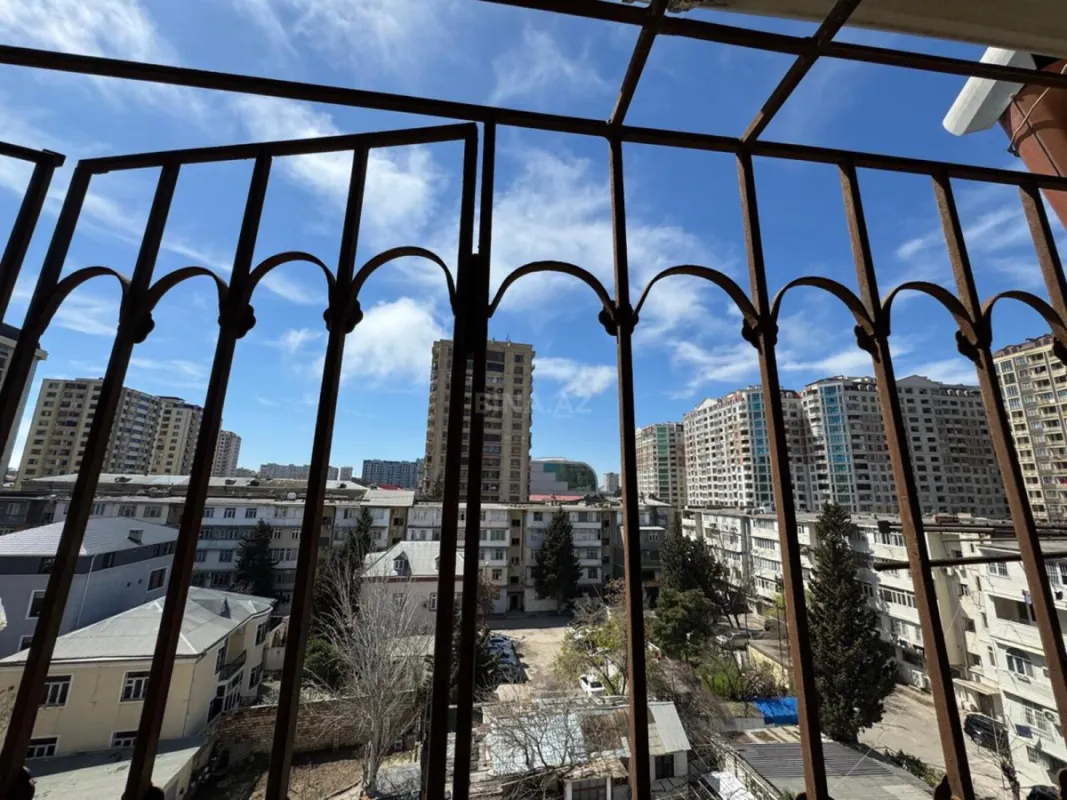Satılır 6 otaqlı mənzil 240 m²