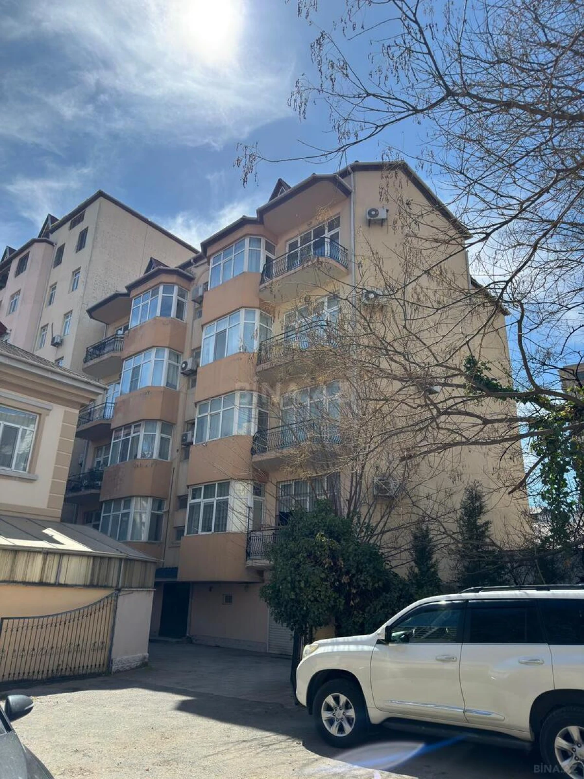 Satılır 6 otaqlı mənzil 240 m²