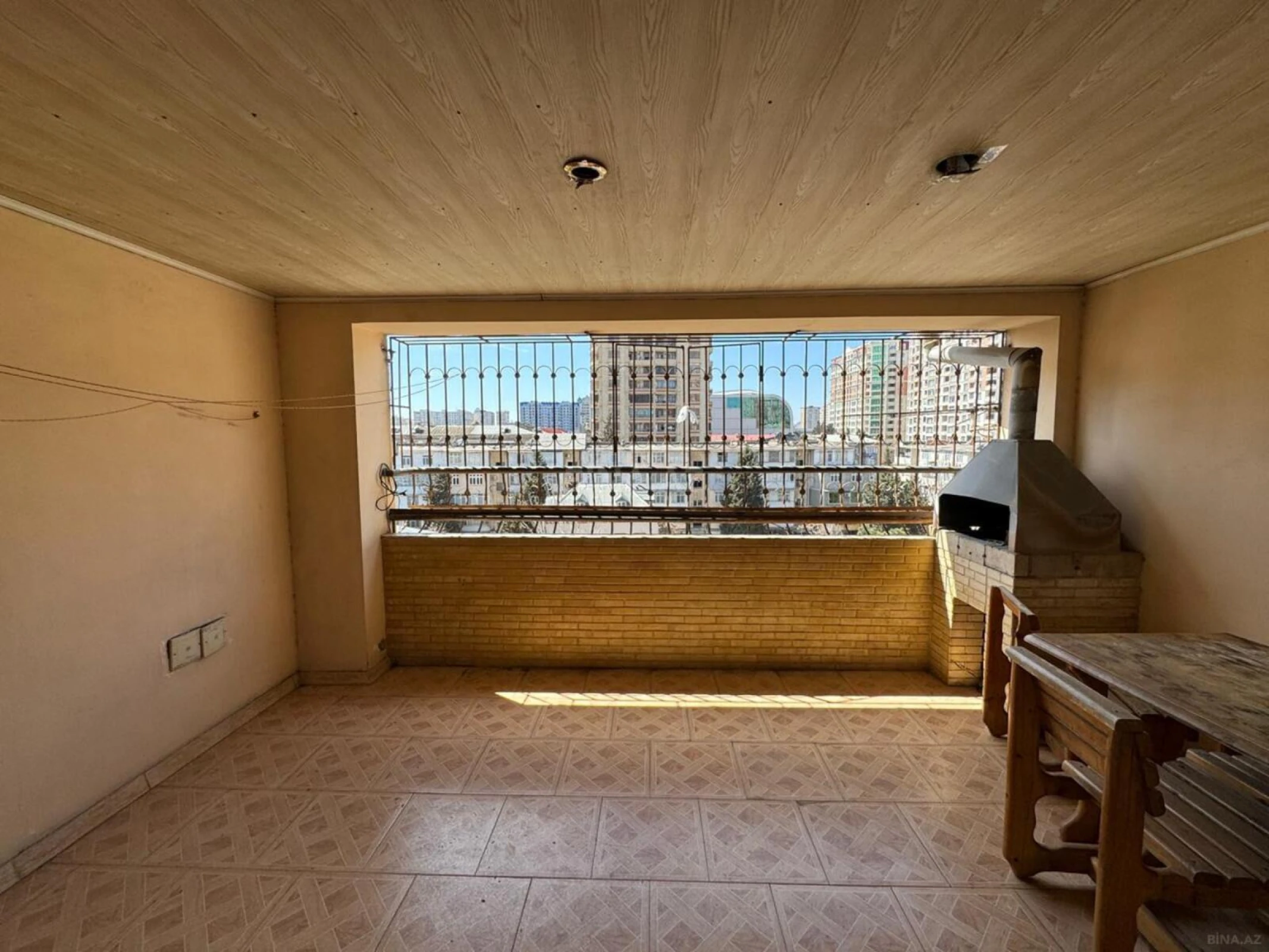 Satılır 6 otaqlı mənzil 240 m²