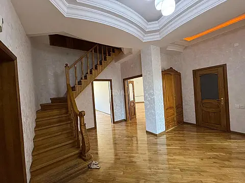 Satılır 6 otaqlı mənzil 240 m²