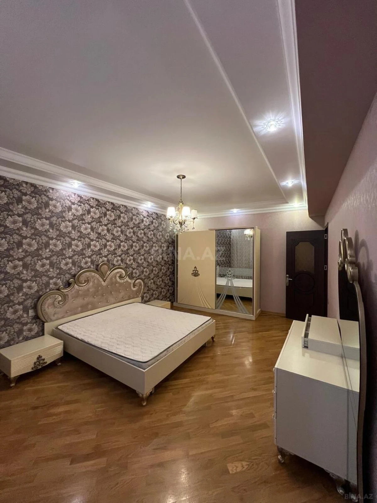 Satılır 4 otaqlı mənzil 165 m²