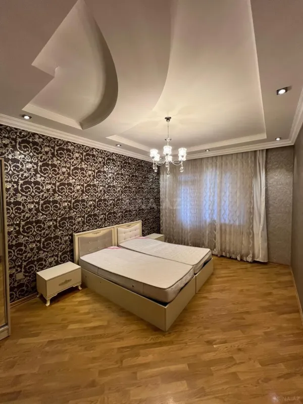 Satılır 4 otaqlı mənzil 165 m²