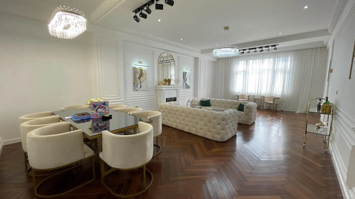 Satılır 4 otaqlı mənzil 254 m²