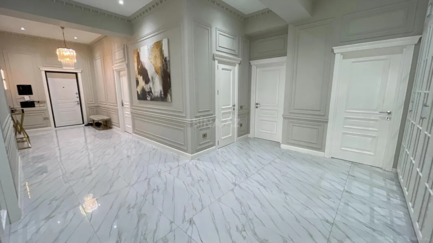 Satılır 4 otaqlı mənzil 254 m²