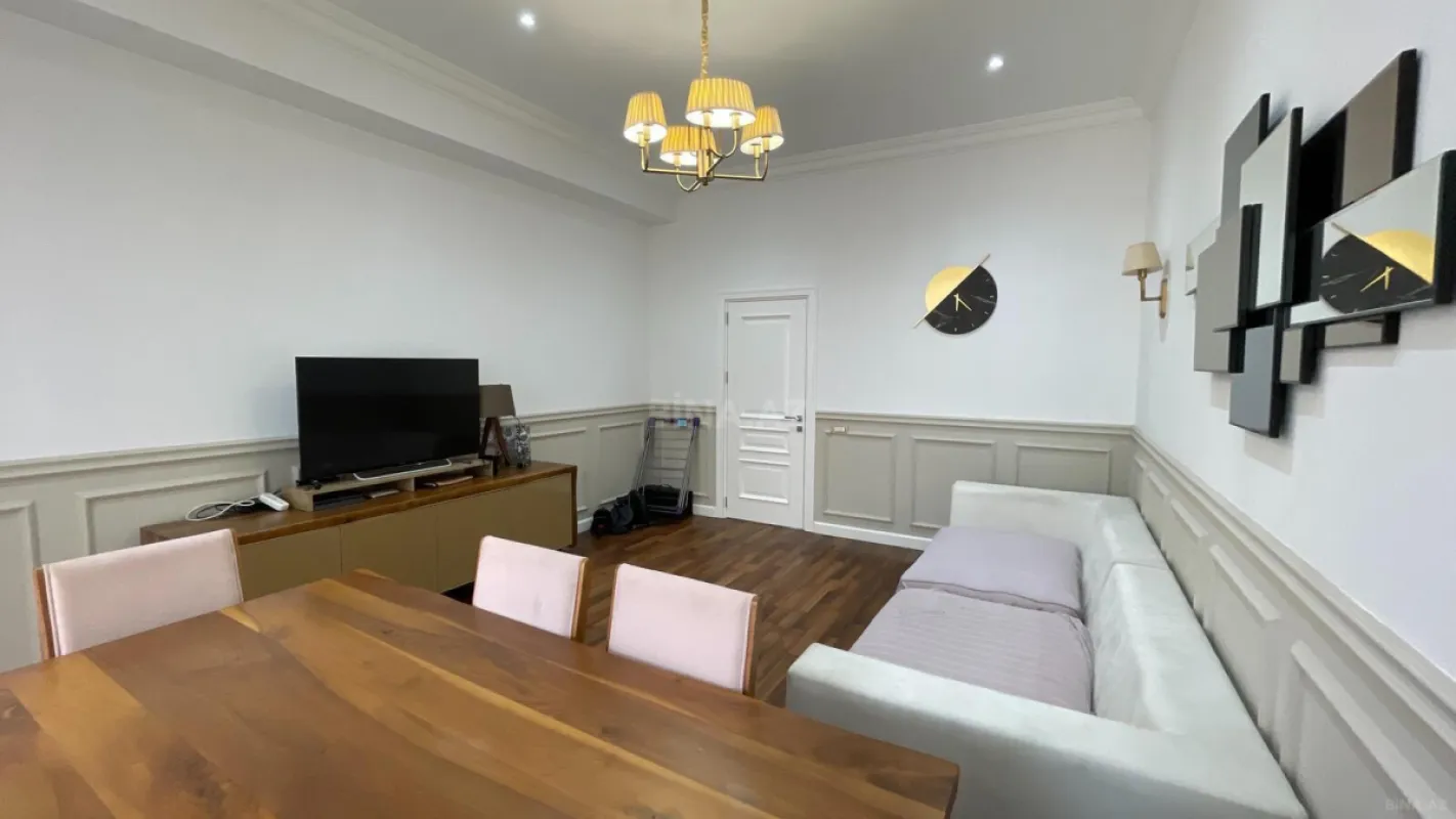 Satılır 4 otaqlı mənzil 254 m²