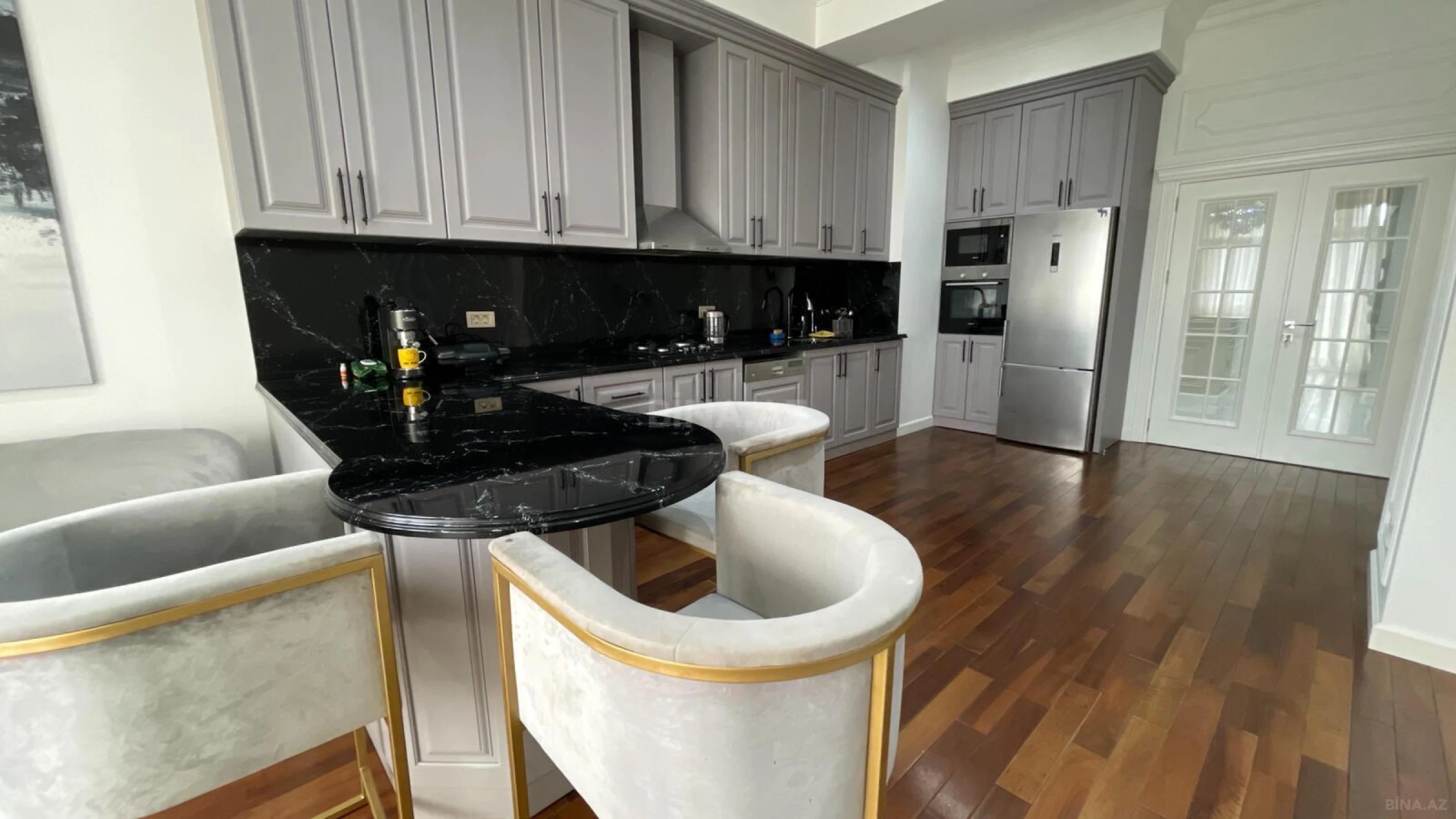 Satılır 4 otaqlı mənzil 254 m²