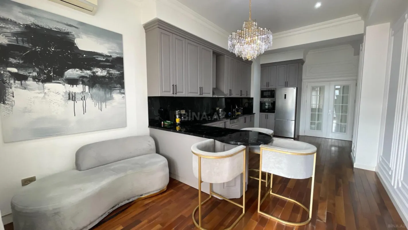 Satılır 4 otaqlı mənzil 254 m²