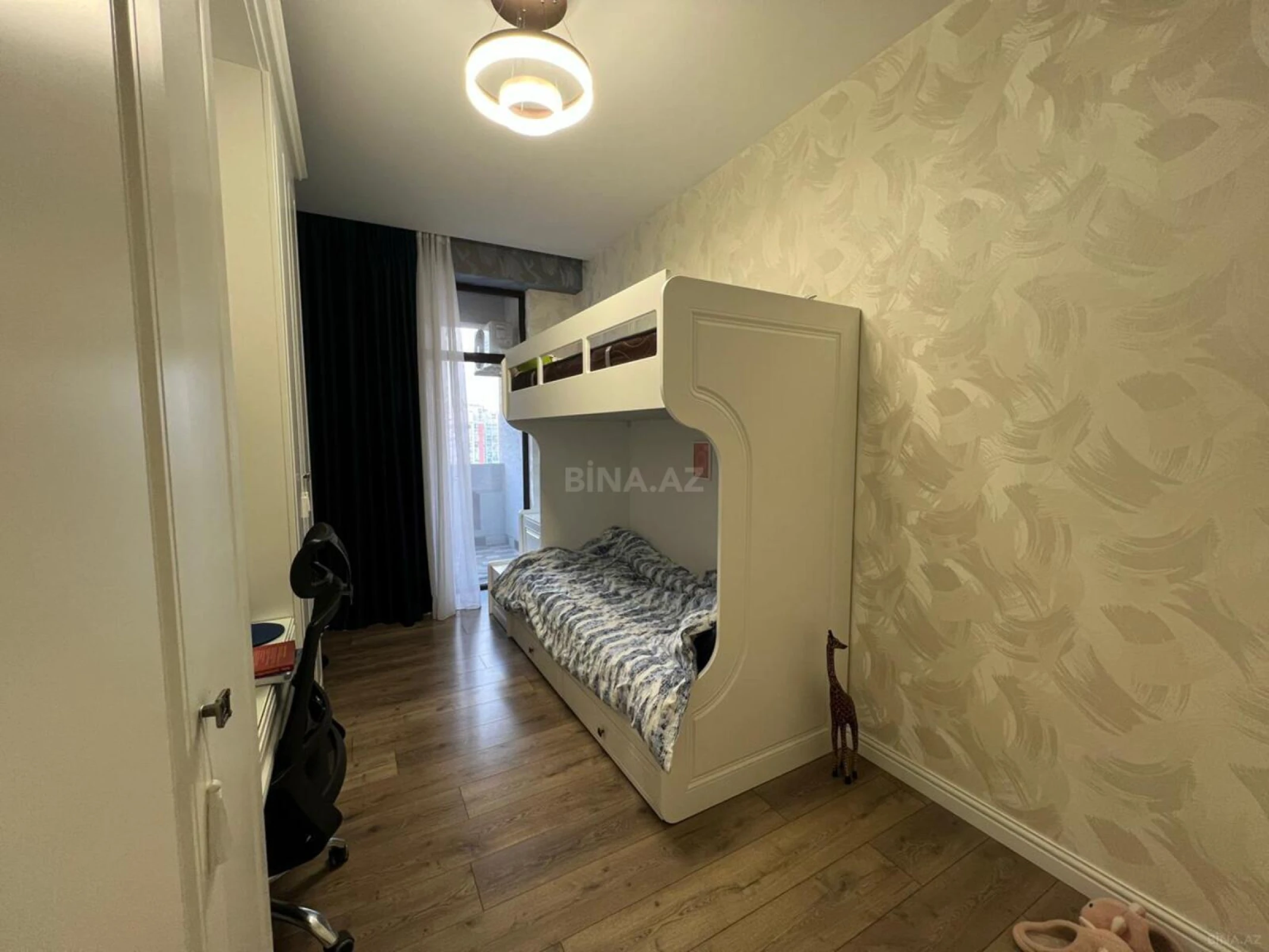 Kirayə verilir 4 otaqlı mənzil 123 m²